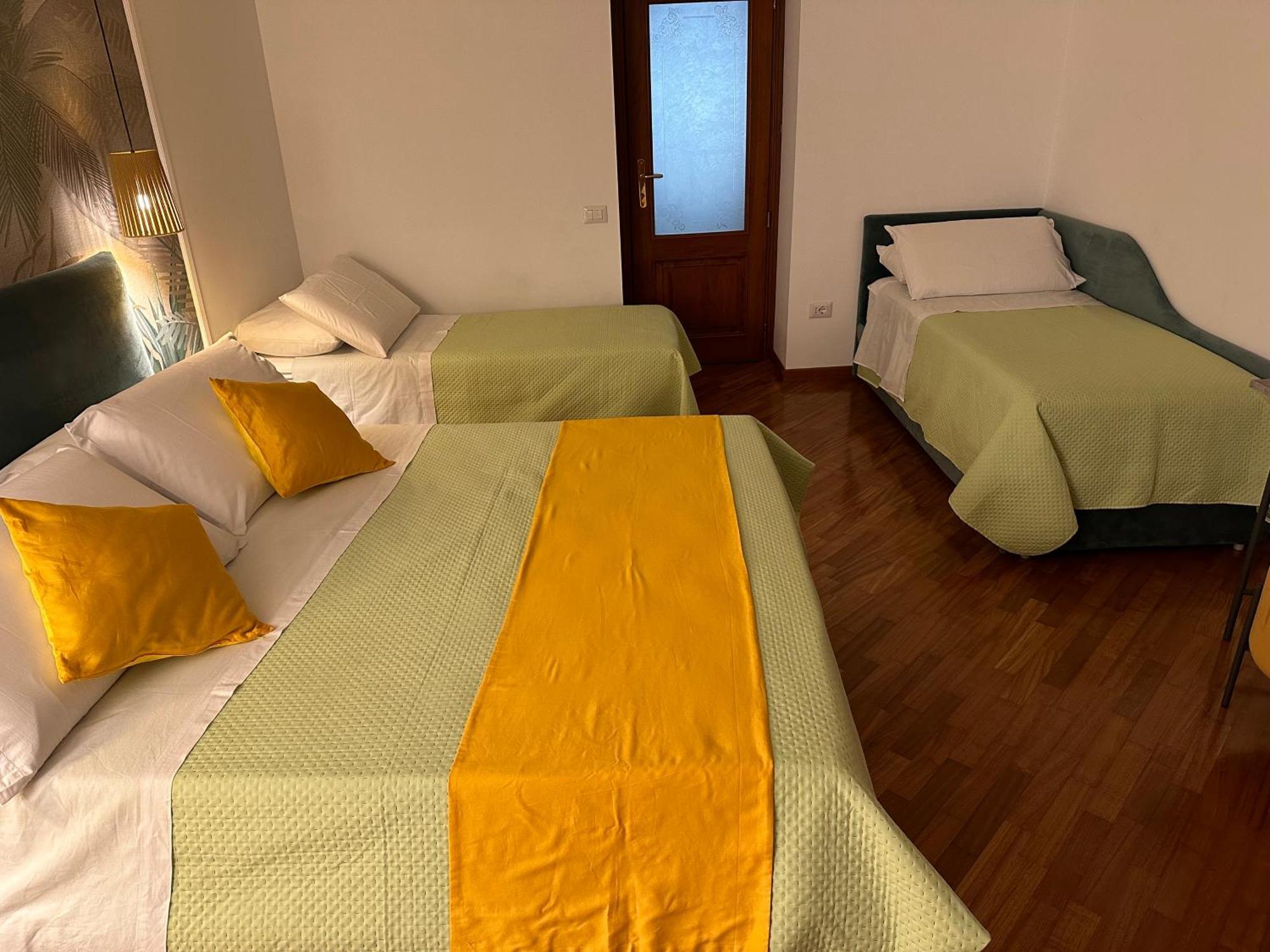 Two Rooms Chiaia 37 Naples Exterior photo